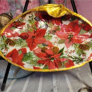 DECOUPAGE CLAM SHELL DECOUPAGE CHRISTMAS POINSETTIA ON A CLAM SHELL TRINKET DISH